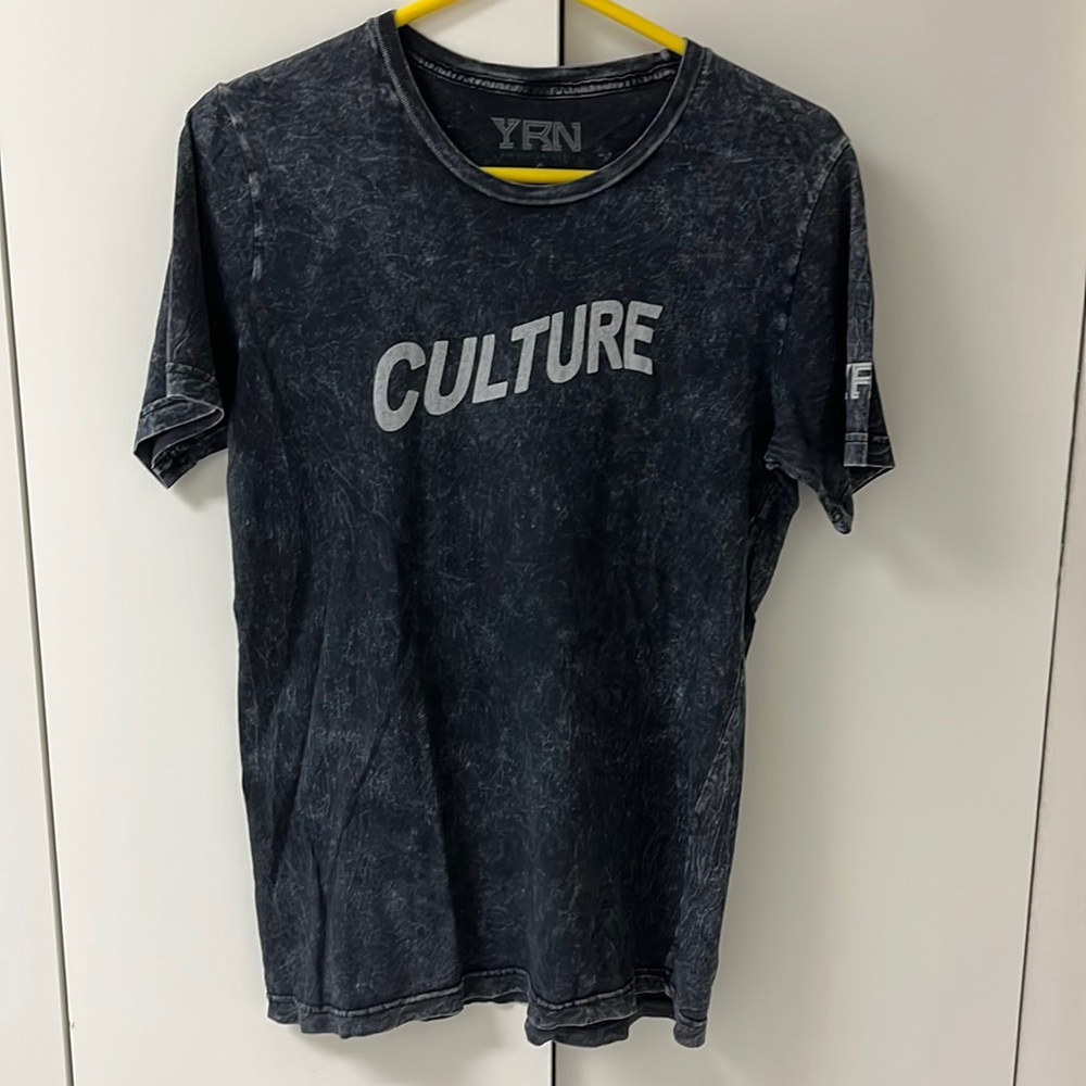 Zumiez YRN culture t-shirt . Small